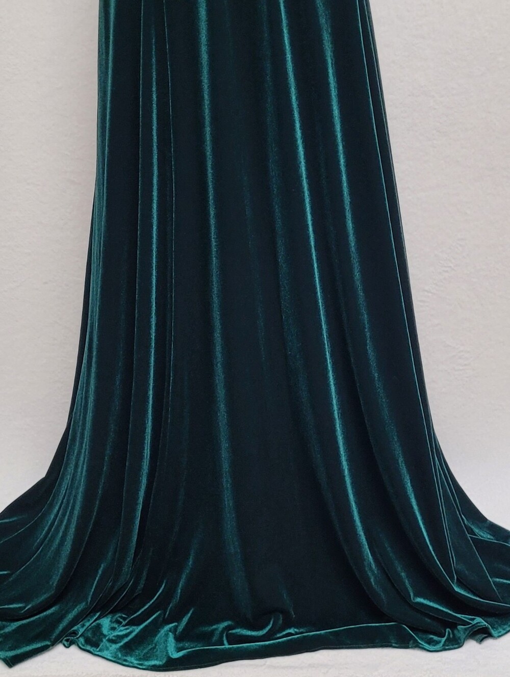 Azazie Rare Charlize Emerald Green Velvet A-line Keyhole One-Shoulder Maxi Dress - Picture 4 of 11